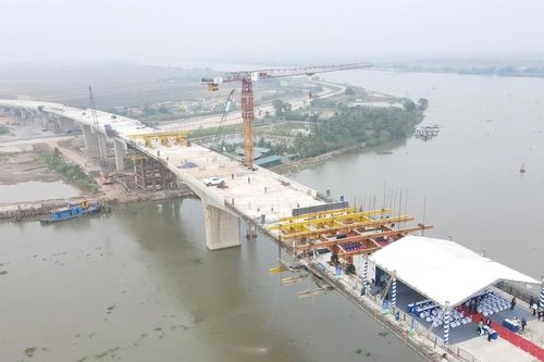 Nam Định tiến hành nghi thức hợp long cầu vượt sông Đáy