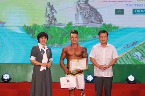 Xúc động hình ảnh VĐV thể hình đi thi với chiếc chân giả