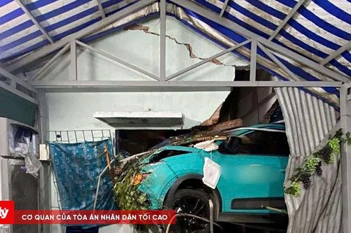 Ô tô công nghệ tông sập tường nhà dân