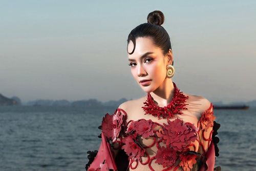 Hoa hậu Lê Hoàng Phương diện đầm xuyên thấu gợi cảm dưới ánh hoàng hôn