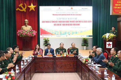 Trung tướng viết về trung tướng giành giải 'Những tấm gương bình dị mà cao quý'