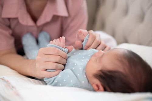 Trẻ gặp nguy hiểm từ 'nụ hôn tử thần'