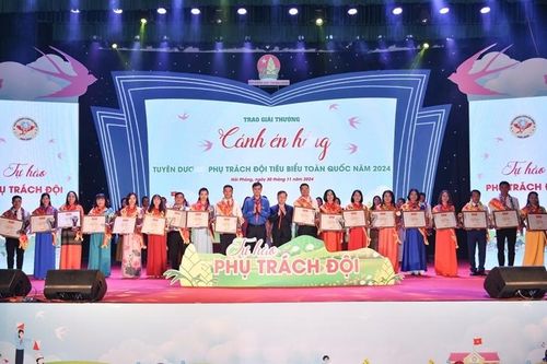 Trao giải thưởng 'Cánh én hồng' cho 35 thầy, cô giáo tiêu biểu