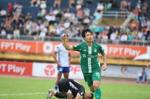 'Cùng nhà, khác cảnh' của 2 tiền đạo người Nghệ An