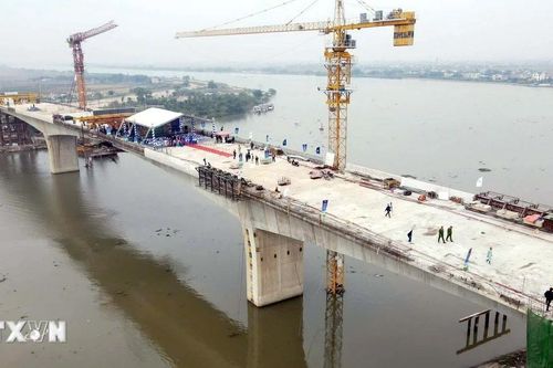 Hợp long cầu vượt sông Đáy nối hai tỉnh Ninh Bình và Nam Định