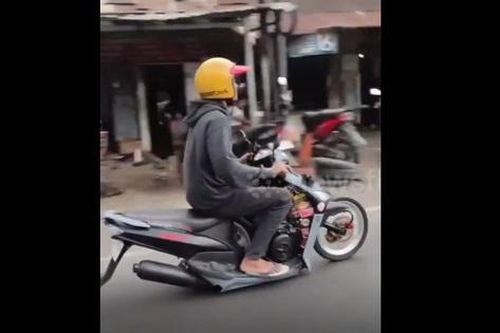 Nam thanh niên điều khiển xe máy 1 bánh lao vun vút trên phố