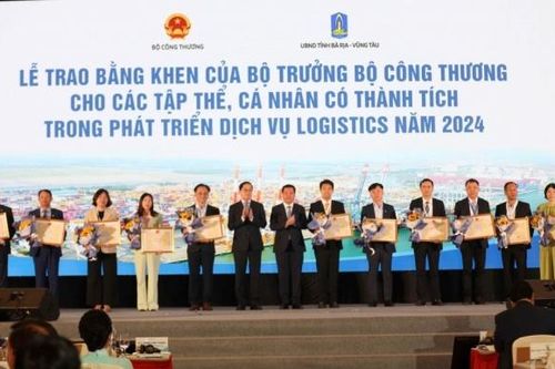 Bộ trưởng Nguyễn Hồng Diên tặng bằng khen cho 20 tập thể, cá nhân đóng góp xuất sắc trong phát triển Logistics