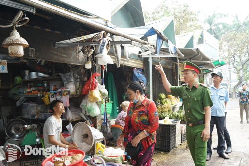 Công an ra quân 'dẹp' tình trạng lấn chiếm lòng đường khu vực chợ Biên Hòa