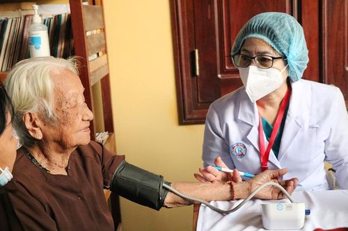 Khám bệnh, phát thuốc miễn phí cho 300 người dân