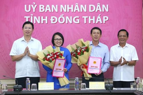 Trao các quyết định về công tác cán bộ