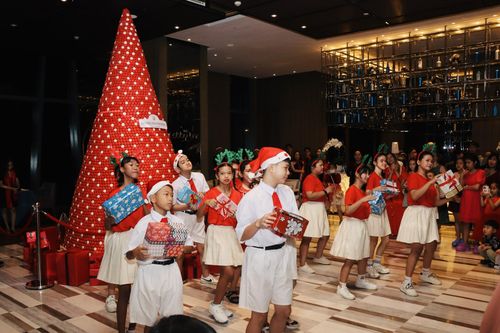 Khách sạn InterContinental Nha Trang ra mắt cây thông Noel làm bằng 17.000 cặp bánh Macaron