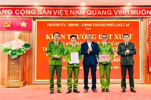 Khen thưởng đột xuất Công an thành phố Lào Cai về thành tích bắt giữ đối tượng cướp tài sản sau 12 giờ gây án