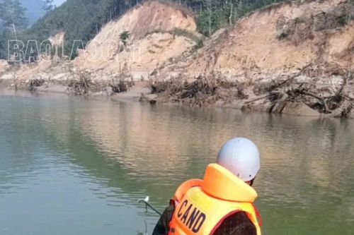 Tìm thấy thi thể công nhân dọn rác mất tích trên sông Chảy