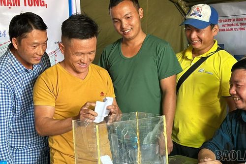 Người dân Nậm Tông bốc thăm vị trí nhà, sẵn sàng về nơi ở mới