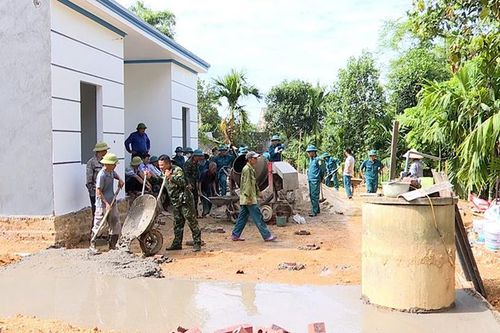 Huấn luyện kết hợp với công tác dân vận