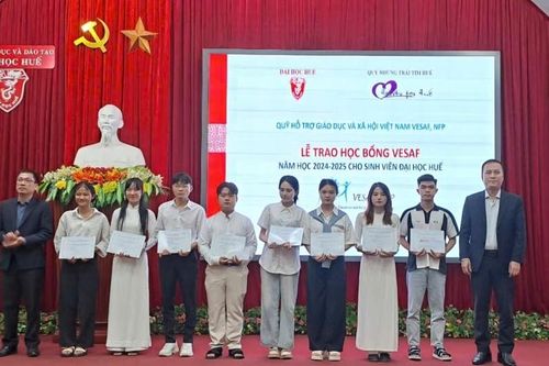 Trao 45 suất học bổng trị giá 18.000 USD