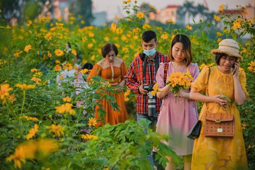 Du lịch là để tận hưởng hay sống ảo?