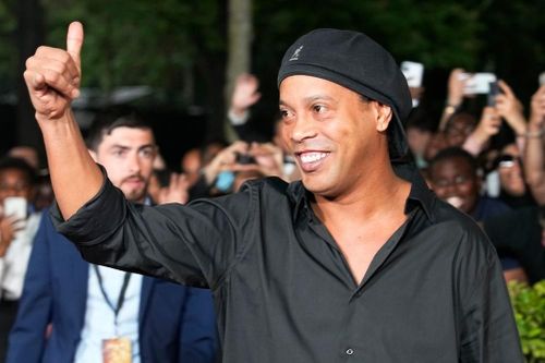 Ronaldinho lên chức ông nội ở tuổi 44