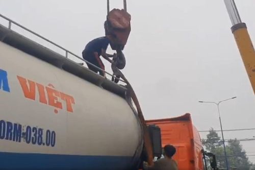 Xe bồn gặp sự cố, đường huyết mạch Bình Dương ùn kéo dài