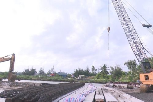 Dự án cảng cá Tịnh Hòa: 'có mặt bằng đến đâu thi công đến đó'