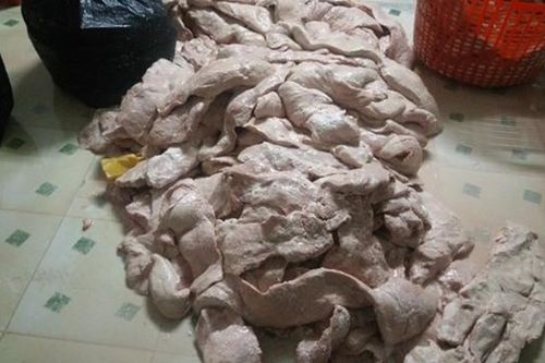 Quảng Ninh: phát hiện 78 thùng hàng nầm lợn bốc mùi bị 'bỏ quên'