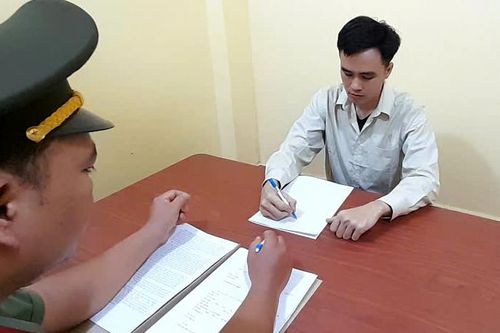 Thủ đoạn lôi kéo, thành lập hội nhóm chống phá đất nước