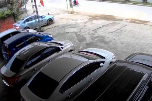 Tài xế lái ô-tô đi ngược chiều chèn qua người cháu bé