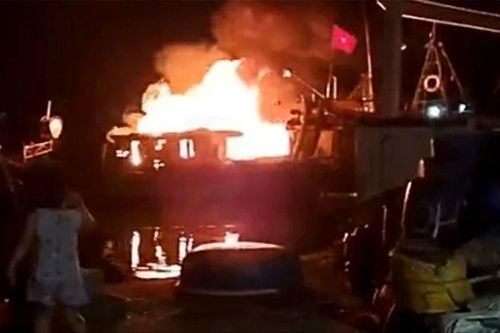 Quảng Ngãi: Cháy tàu cá trong đêm