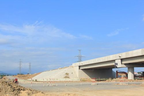 Cao tốc đường bộ Vân Phong - Nha Trang liền mạch sau khi hoàn thành di dời hạ tầng kỹ thuật