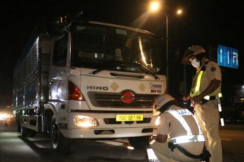 Thuê người theo dõi CSGT để 'lách luật', chở hàng hóa quá tải