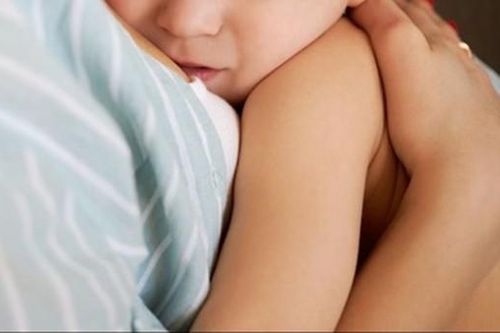 Bé 3 tuổi nhỏ như 7 tháng và 'ngăn kéo thần chết' của mẹ