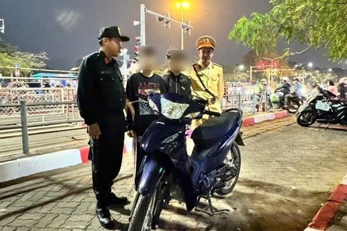 Bị công an kiểm tra, hai thiếu niên vứt xe máy bỏ chạy