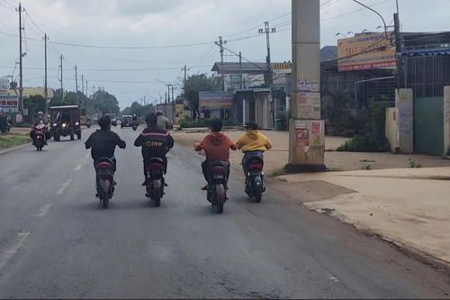 Học sinh Đắk Lắk 'làm xiếc' với xe đạp điện trên quốc lộ 26