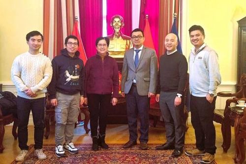 Đại sứ Vũ Lê Thái Hoàng tiếp chỉ huy hợp xướng Hợp ca quê hương tại Vienna