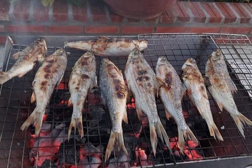 Về miền núi Quảng Ngãi, 'hít hà' món cá niên nướng than