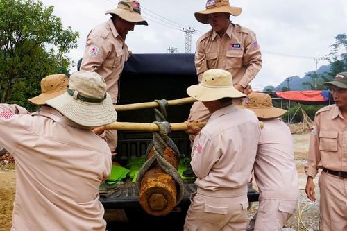 Phát hiện quả bom nặng hơn 100kg trong vườn nhà dân ở Quảng Bình
