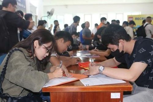 Việc làm thời vụ cuối năm hút người lao động