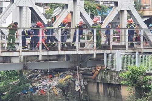Tá hỏa phát hiện thi thể nổi trên kênh Nhiêu Lộc - Thị Nghè