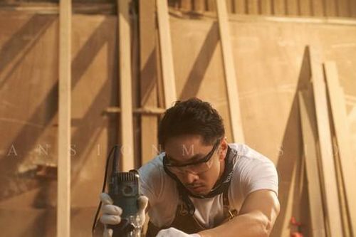 Trương Hoàng, cảnh sát ngầm 'Độc đạo' tạo dáng cực ngầu trong xưởng gỗ