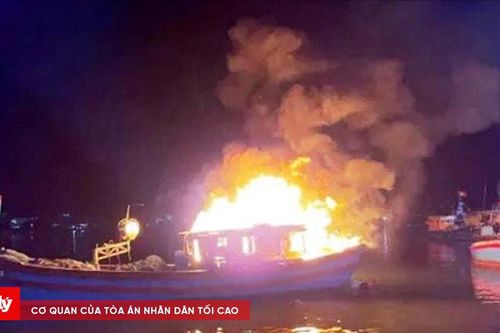 Neo đậu tại cảng, một tàu cá bốc cháy dữ dội