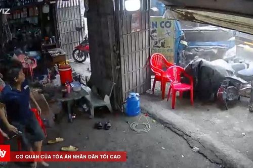 Xe tải húc trụ đèn giao thông rồi tông 3 xe máy ở TP.HCM
