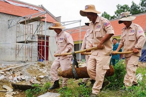 Đào rãnh thoát nước trong vườn, phát hiện bom có bán kính phát nổ lên tới 1,5km