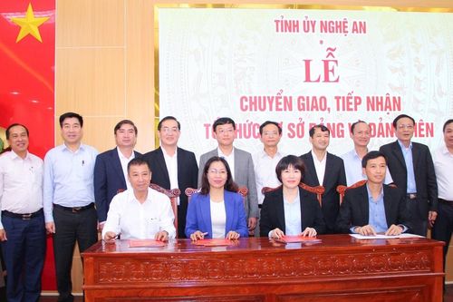 Nghệ An chuyển giao, tiếp nhận 8 tổ chức cơ sở Đảng từ đơn vị cấp huyện về Đảng ủy Khối Các cơ quan tỉnh
