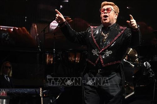 Huyền thoại âm nhạc Elton John mất thị lực