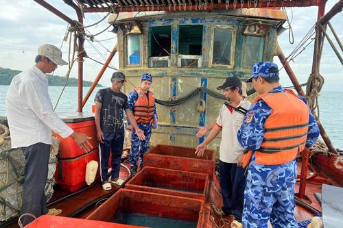 Cảnh sát biển bắt giữ tàu cá vận chuyển 50.000 lít dầu DO không rõ nguồn gốc