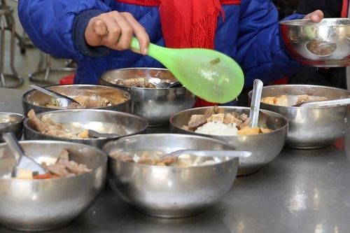 Hiệu trưởng từ chức sau phản ánh về chất lượng bữa ăn bán trú