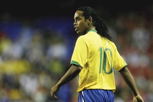 Ronaldinho đón tin vui bất ngờ ở tuổi 44