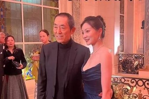 Trương Nghệ Mưu tận tình hướng dẫn vợ tạo dáng chụp ảnh