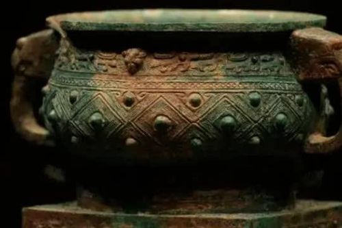 Bị rắn cắn, lão nông vác cuốc trả thù, chẳng ngờ đào được kho báu tầm cỡ quốc gia: Cảnh sát ập đến!