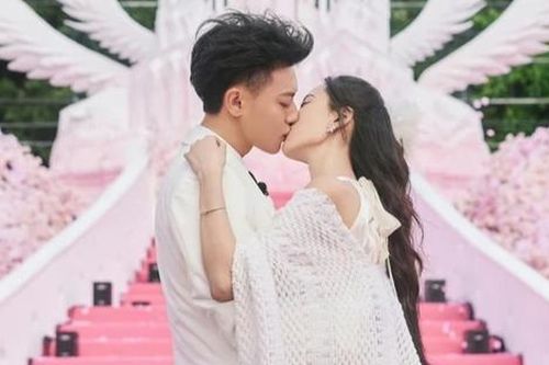Cặp đôi 'chủ tịch - nàng thơ' nổi tiếng showbiz đăng ký kết hôn, chính thức là vợ chồng hợp pháp
